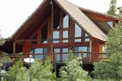 Image de Chalet dans le terrain de golf de pins vue ponderosa montagnes cloutées sur 2. 5 acres.
