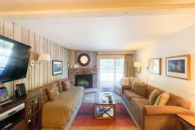 Image de 1 chambre et 1 salle de bain complète, 5 couchages, niveau unique pour profiter de vos vacances Mammoth Lakes