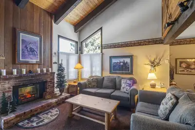 Image de 2 chambres plus mezzanine et 2 salles de bain complètes. 8 couchages, 3 lits King. Deux niveaux pour profiter de votre Mammoth L