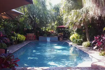 Image de Maison de 3 chambres à coucher avec jardin tropical et spa \/ piscine chauffé (conforme à Nola Str)