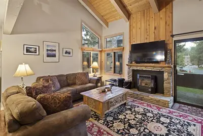 Image de 1 chambre et mezzanine, deux salles de bain complètes, 6 couchages, deux niveaux à profiter pour vos vacances à Mammoth Lakes
