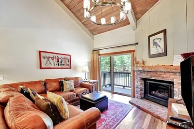 Image de 1 chambre et mezzanine, deux salles de bain complètes, 6 couchages, deux niveaux à profiter pour vos vacances à Mammoth Lakes