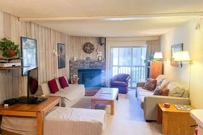 Image de 1 chambre et 1 salle de bain complète, 5 couchages, niveau unique pour profiter de vos vacances Mammoth Lakes