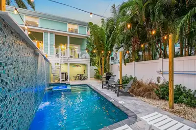 Image de 3 Bed 2. 5 Bath Townhome - 13 personnes. Emplacement IDÉAL. Marcher partout. Piscine commune. Salle de jeux privée. Gestionnaire de propriété inclus.