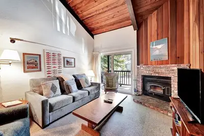 Image de 1 chambre et mezzanine, 2 salles de bain complètes, 6 couchages, deux niveaux à profiter pour vos vacances à Mammoth Lakes