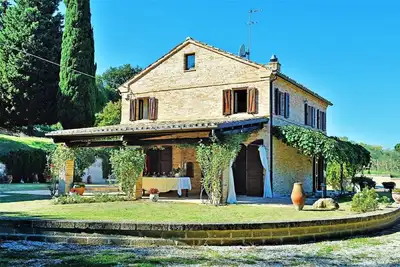 Image de Élégante villa avec Jacuzzi à Montecosaro en Italie