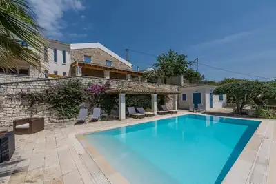 Image de Villas de prestige | Nissaki | Superbe boulangerie rénovée avec piscine et vue magnifique