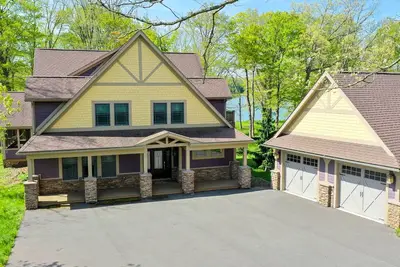 Image de Haut de gamme se termine dans cette maison d'accès au lac avec 3 suites de maître!