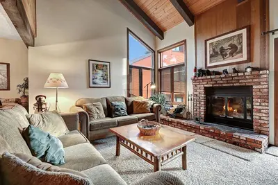 Image de 1 chambre et mezzanine, deux salles de bain complètes, 6 couchages, deux niveaux à profiter pour vos vacances à Mammoth Lakes
