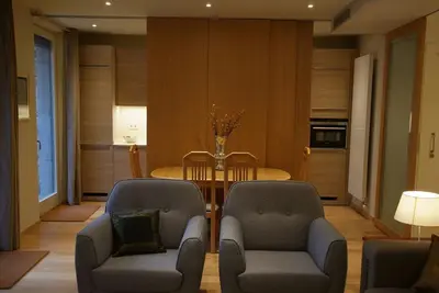 Image de Luxueux appartement d'une chambre meublé avec un petit jardin et une piscine