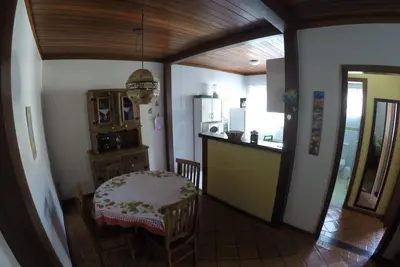 Image de Appartement confortable dans le centre de Búzios (chambre et salon).