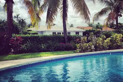 Image de Maison de piscine de front de mer tropicale de luxe tropicale avec le quai apporter n'importe quel bateau de taille