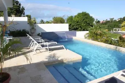 Image de Belle piscine de jardin, marcher jusqu'à la ville