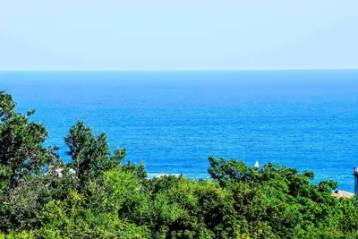 Image de Vue sur la mer, piscine privée, villa de luxe, distance de marche de la plage.
