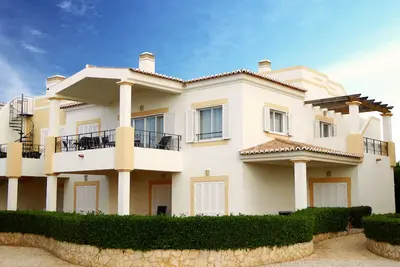 Superbe maison de ville de 3 chambres, près de la piscine, situé dans la vue, Salema