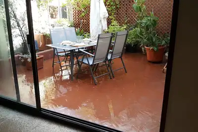 Image de résidence élégante avec salon cheminée et deux terrasses