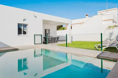 Image de Maison de vacances \"Villa Conilsur 2\" près de la plage avec piscine