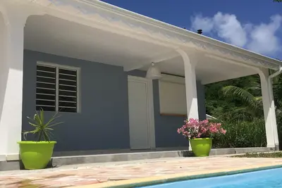 Image de Studio avec piscine au bord de mer