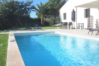 Image de Grande villa moderne et Piscine tout confort.