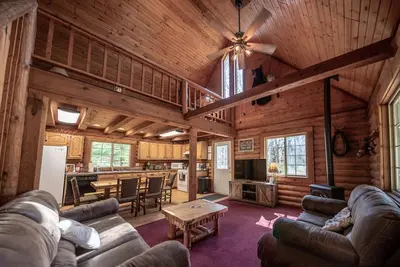 Image de *** Peaceful Lazy Bear Lodge | Votre propre chalet en bois rond dans les bois | 10 min de Dells *