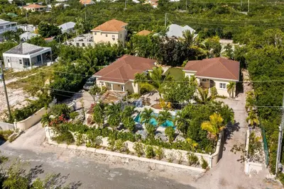 Image de Sun Villa, à 600 mètres de la plage de Long Bay Kite, piscine, voiturette de golf, 7 couchages