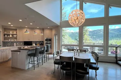 Image de Rénovées Deer Valley Condo ~ Amazing Views ~ minutes des pistes de & Main Street