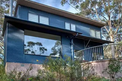 Image de Delmonte | Maison moderne située sur un grand bloc de brousse situé près d'Hydro Majestic