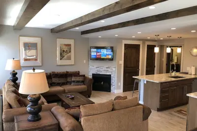 Image de Récemment rénové Condo 2br / 3ba étapes pour les ascenseurs et la rue principale