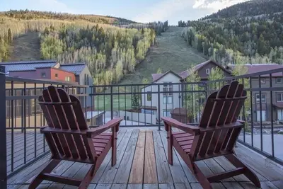 Image de Ski In, Ski Out Condo Cimarron Lodge 31. Vue sur la montagne, parking chauffé, bains à remous