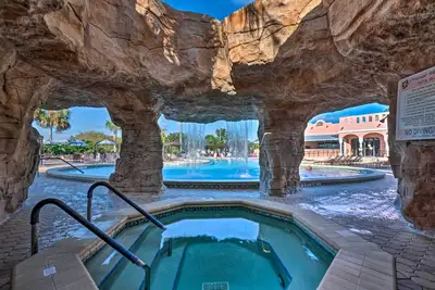 Image de New-Villages Home in Country Club Hills-Golf, Piscine