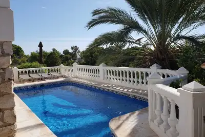 Grand solarium - vue sur la mer - piscine - beau jardin - jusqu'à 7 personnes - emplacement privé