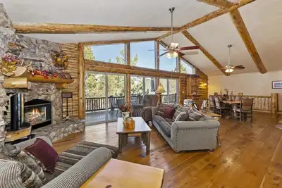 Image de Castle Glen Gem: luxe! Salle de jeux avec table de billard! Vues incroyables sur les montagnes! Wifi!