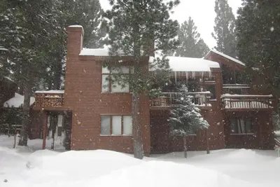 Image de Maison de ville fraîchement rénovée - Accès facile au ski / randonnée, au shopping et au restaurant
