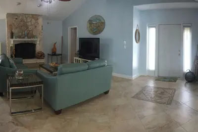 Image de 3 Chambre 2. 5 salles de bain, 8 couchages. Maison front de mer Split, piscine chauffée et quai