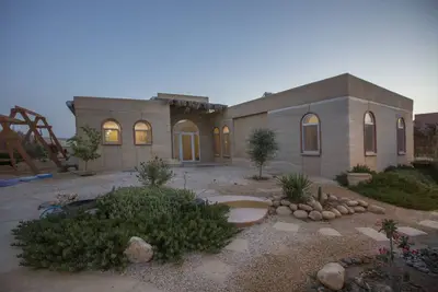 Image de Villa Adama - Villa en terre battue fabriquée à la main dans le désert de Zin