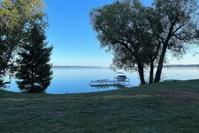 Image de Profitez de la couleur d'automne dans la belle maison du lac sur la plage