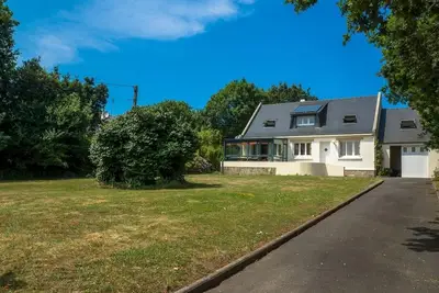 Image de 1 km de la plage maison lumineuse, avec terrasse et grand jardin privé, wifi