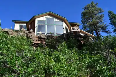 Image de Nouvelle maison de 3 chambres sur la crête du canyon / forêt des frontières / 31 fenêtres - à seulement 3 miles de la ville