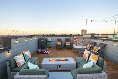 Image de ★ Ultimate Party Party Pad près du centre-ville avec terrasse sur le toit ★