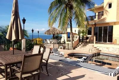 Image de 360 ° De L'Ocean Majestique, Vue Plage Et Montagne