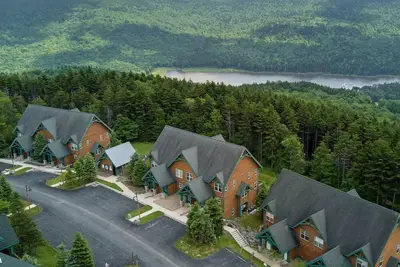 Image de 2 chambres, 2. 5 salles de bains: Ski In / Ski Out. Cheminée à gaz. Camp 4 Hot Tub. <br>Chambre à coucher principale: Pillowtop Que