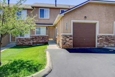 Image de Une escapade intemporelle! 2200 sq / ft 2+ chambre à coucher, 2. 5 Townhome ville de bain