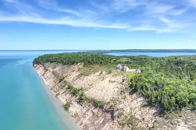 Image de Lake Bluff Preserve Maple Cottage avec vue sur le lac Michigan pour 10 personnes