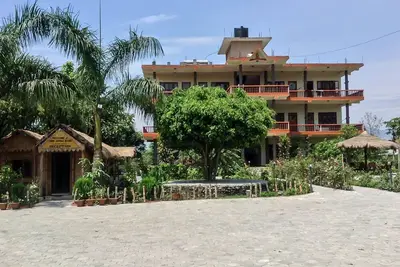 Image de Eden jungle resort est l'un des meilleurs complexes de jungle de chitwan avec jardin.