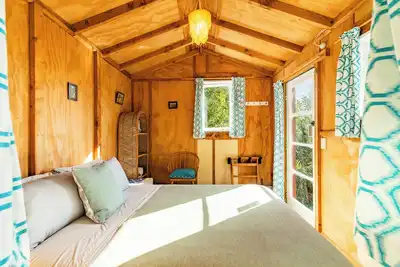 Image de Weka Cabin - Ao Marama Retreat - Superbe cadre Bush et vue sur l'océan