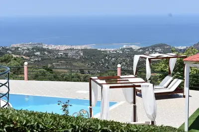 Halepa Hill! Superbe villa de 4 chambres, avec vue imprenable et piscine!