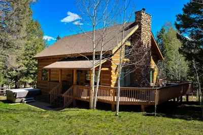 Image de Chalet en bois rond au cœur de Woodland Park - Spa et sauna privés flambant neufs