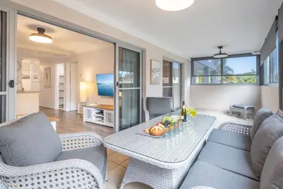 Image de 9 'Shoal Bay Beach Apartments' 2 Shoal Bay Road - climatisation et piscine complexe
