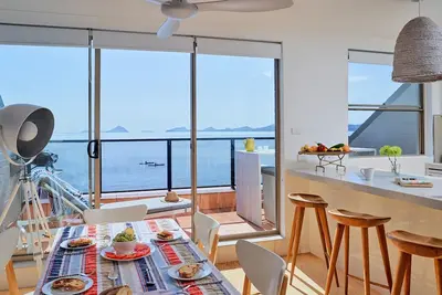 Image de 5 'Casuarina's' 33 Soldiers Point Road - superbe unité riveraine