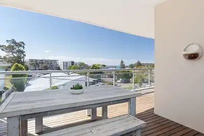 Image de 13 'Cote D'Azur', 61 rue Donald - Charmante unité avec air conditionné, piscine, ascenseur et WiFi